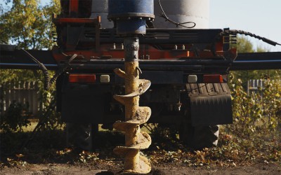 A Complete Guide to Solid Stem vs. Hollow Stem Augers